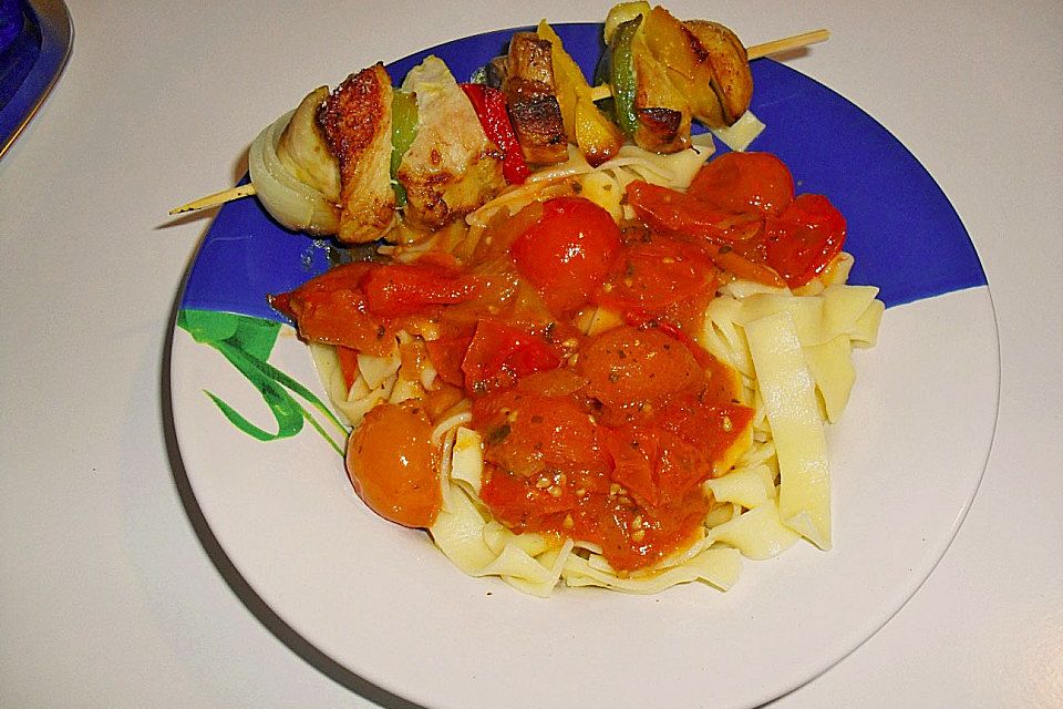 Bandnudeln mit frischer Tomatensoße und Putenspieß