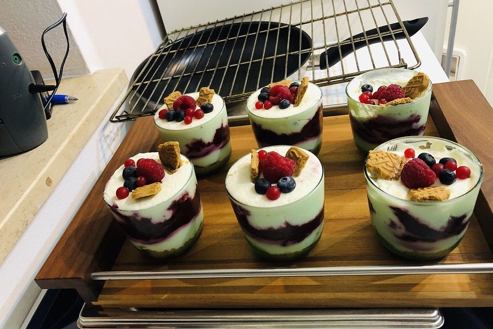 Weihnachtliches Beeren-Schichtdessert