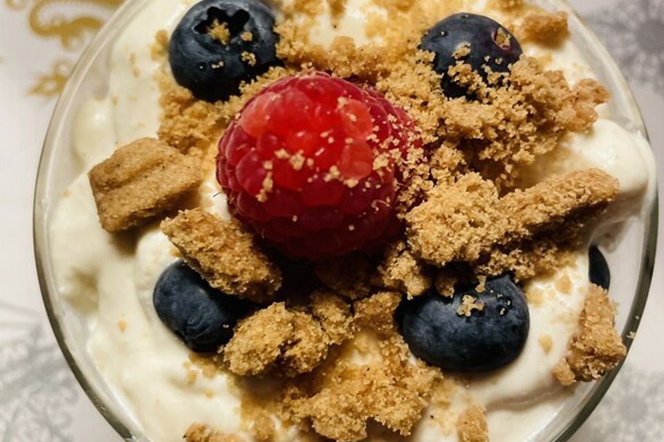 Weihnachtliches Beeren-Schichtdessert