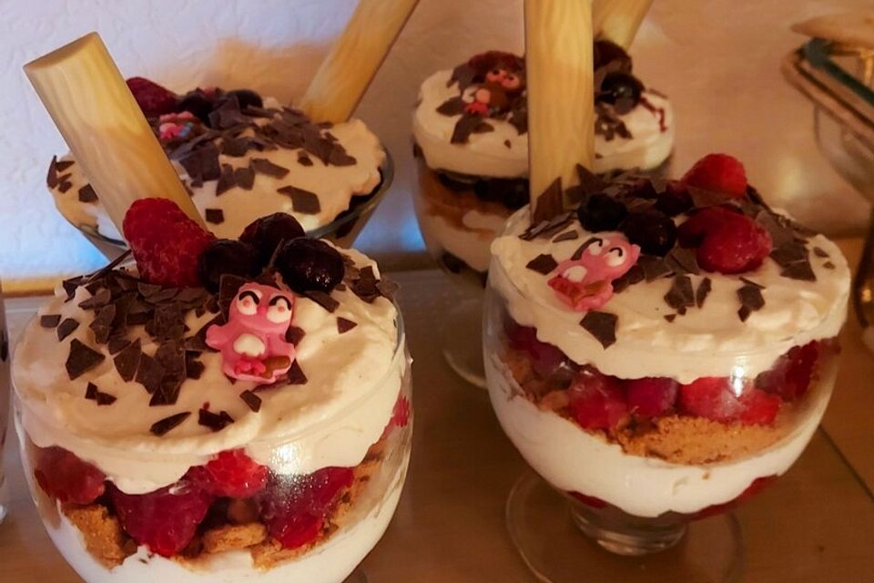 Weihnachtliches Beeren-Schichtdessert