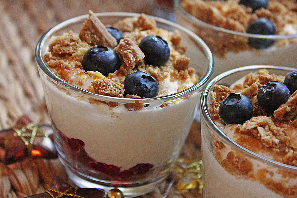 Weihnachtliches Beeren-Schichtdessert