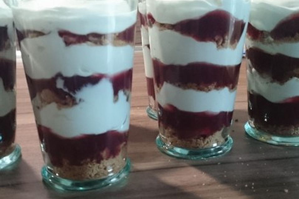 Weihnachtliches Beeren-Schichtdessert