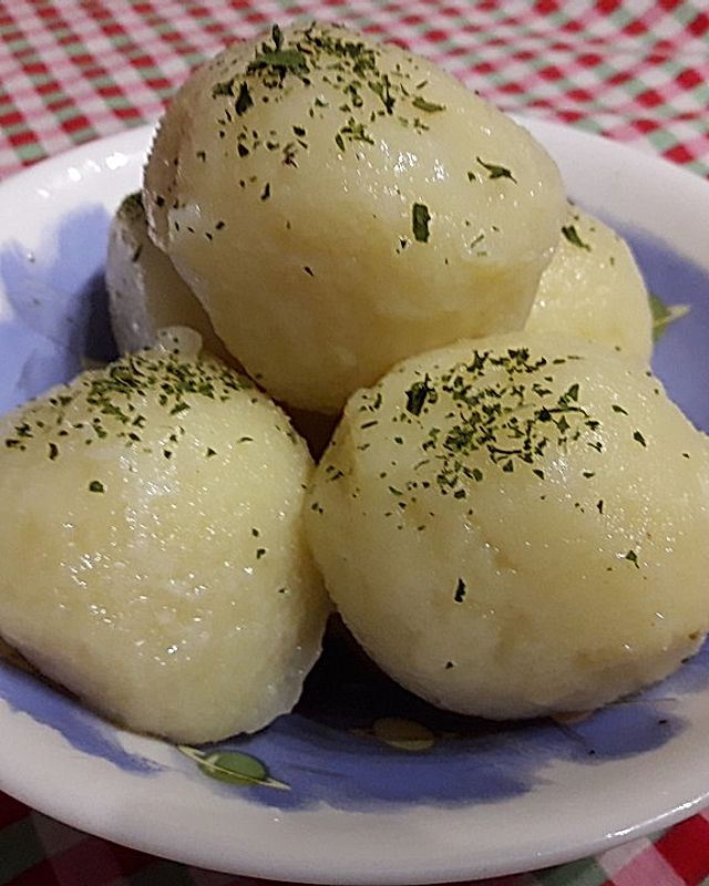 Kartoffelklöße aus rohen und gekochten Kartoffeln