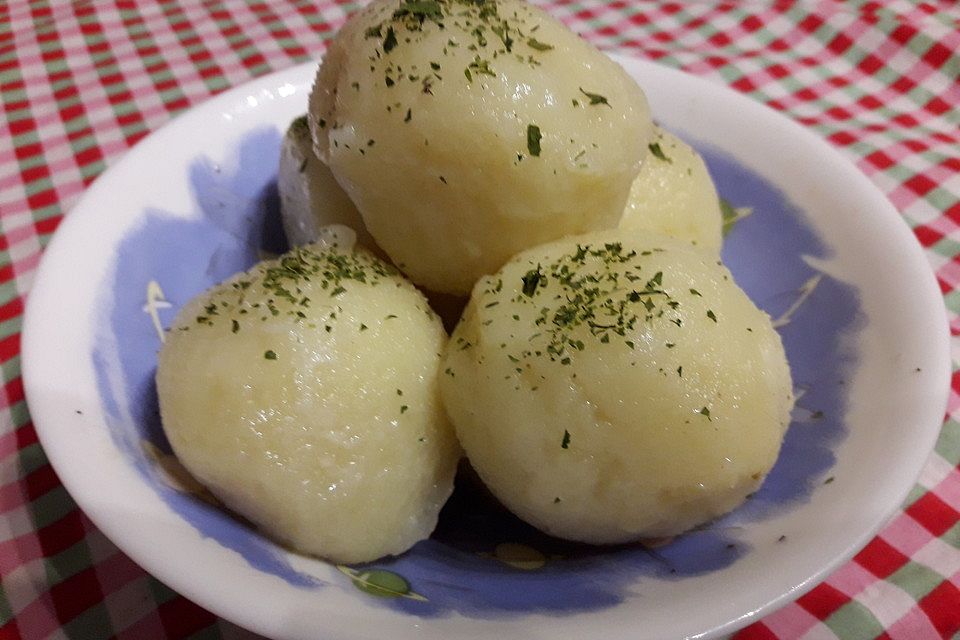 Kartoffelklöße aus rohen und gekochten Kartoffeln