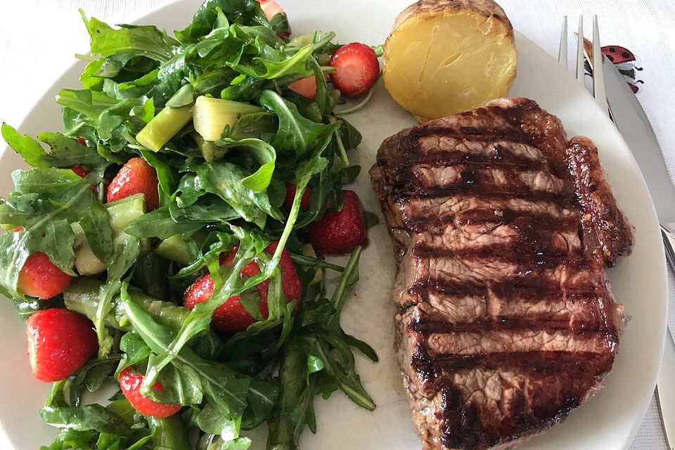 Grüner Spargel mit Erdbeeren, Rucola und Fruchtdressing