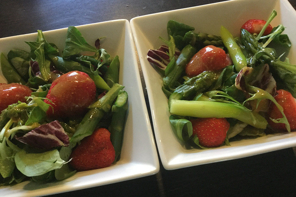 Grüner Spargel mit Erdbeeren, Rucola und Fruchtdressing