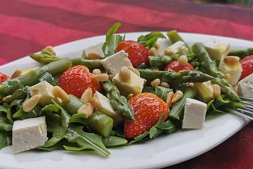 Grüner Spargel mit Erdbeeren, Rucola und Fruchtdressing