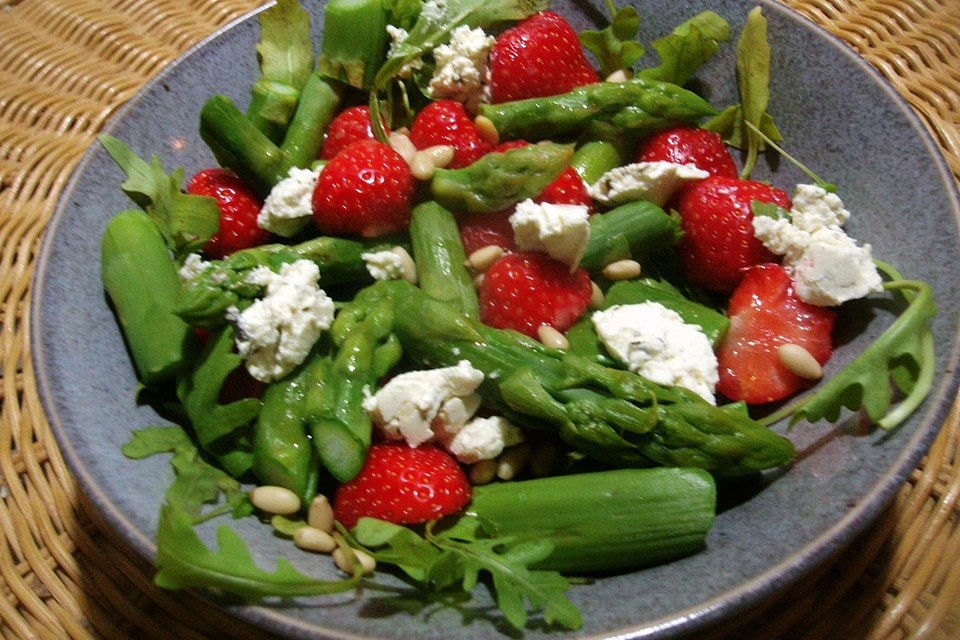 Grüner Spargel mit Erdbeeren, Rucola und Fruchtdressing