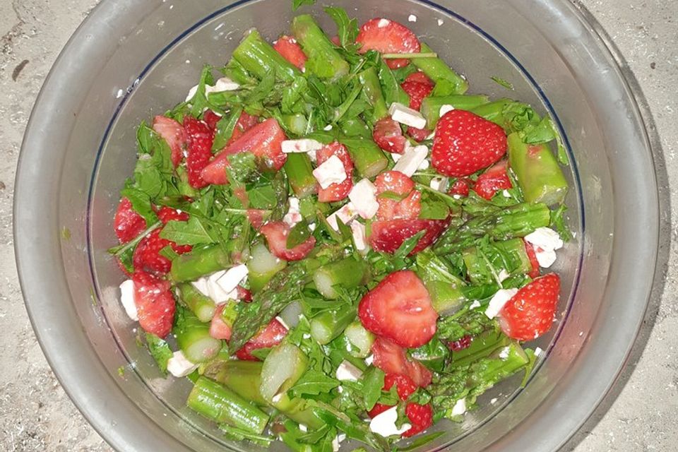 Grüner Spargel mit Erdbeeren, Rucola und Fruchtdressing