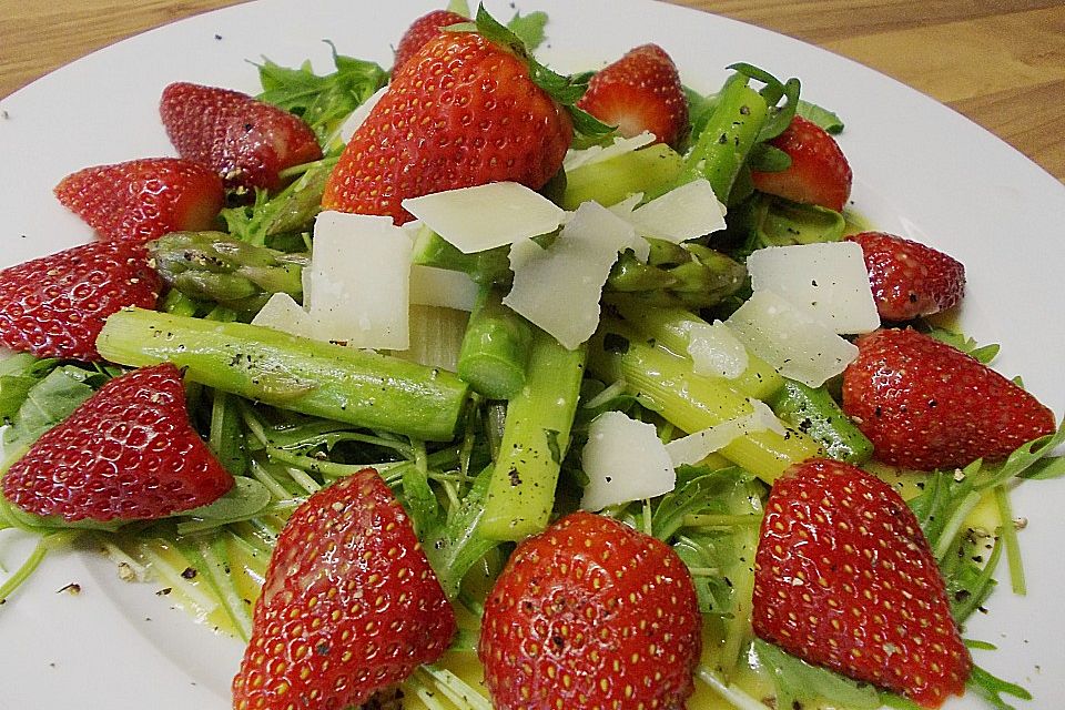 Grüner Spargel mit Erdbeeren, Rucola und Fruchtdressing