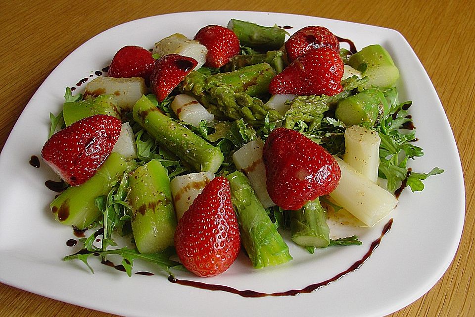 Grüner Spargel mit Erdbeeren, Rucola und Fruchtdressing