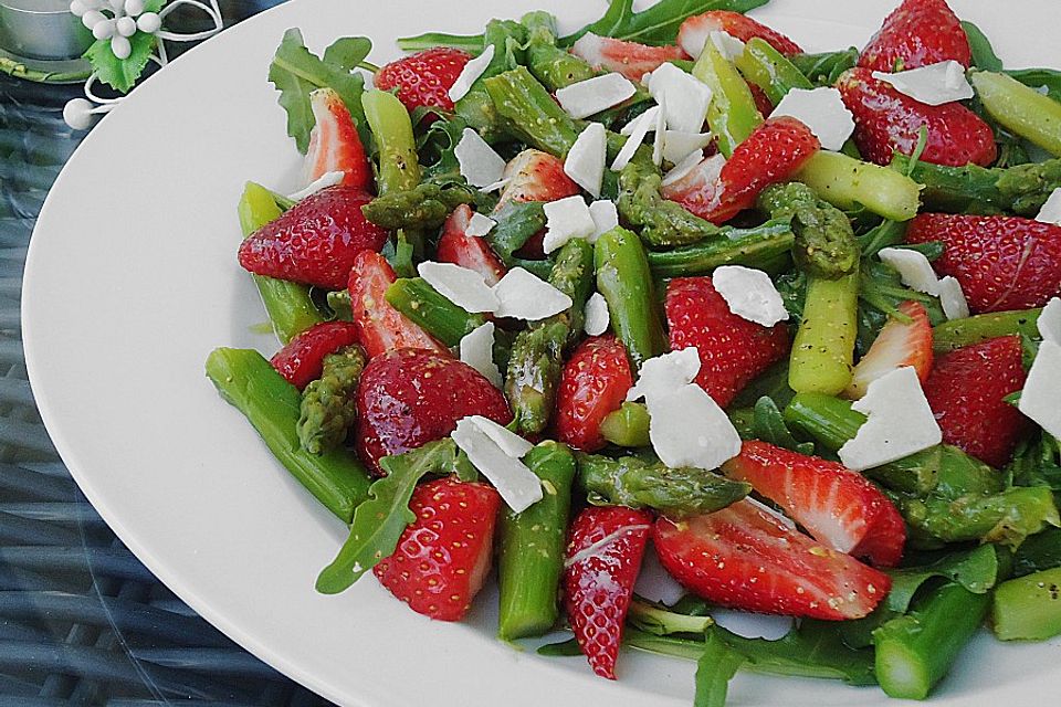 Grüner Spargel mit Erdbeeren, Rucola und Fruchtdressing