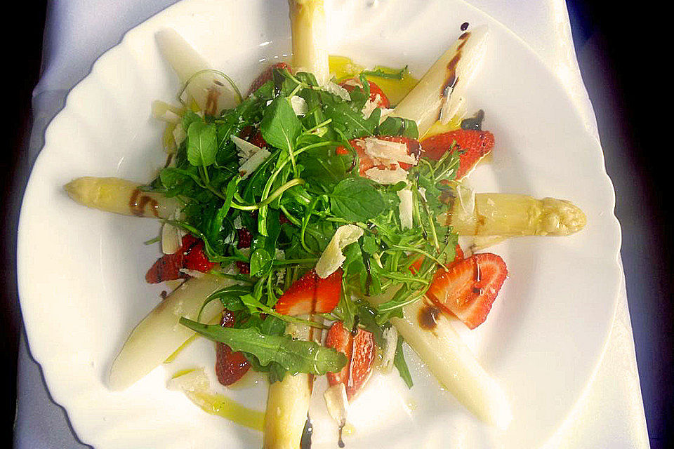 Grüner Spargel mit Erdbeeren, Rucola und Fruchtdressing