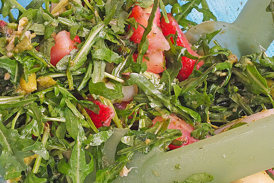 Grüner Spargel mit Erdbeeren, Rucola und Fruchtdressing