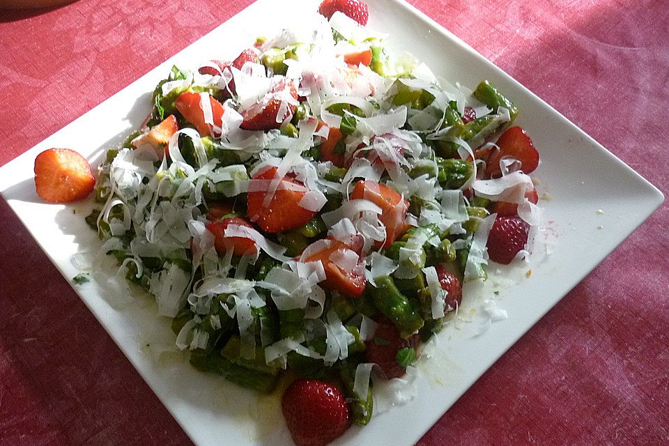 Grüner Spargel mit Erdbeeren, Rucola und Fruchtdressing