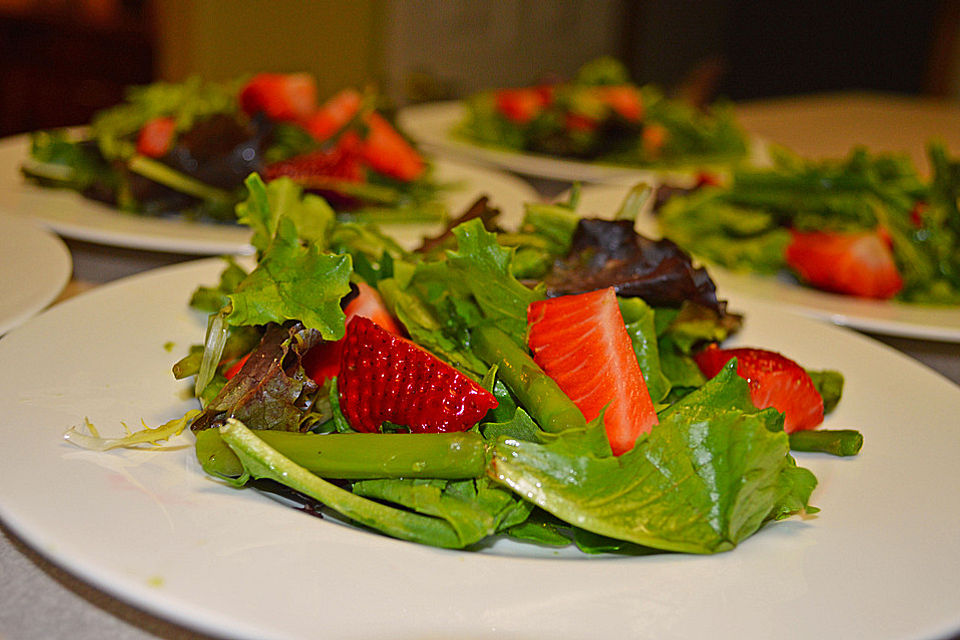 Grüner Spargel mit Erdbeeren, Rucola und Fruchtdressing