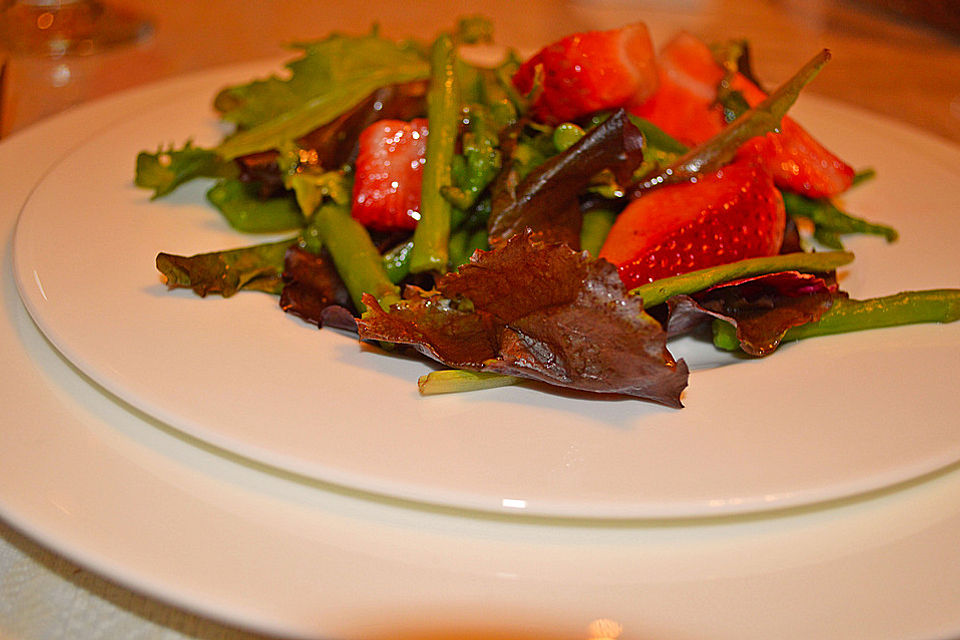 Grüner Spargel mit Erdbeeren, Rucola und Fruchtdressing