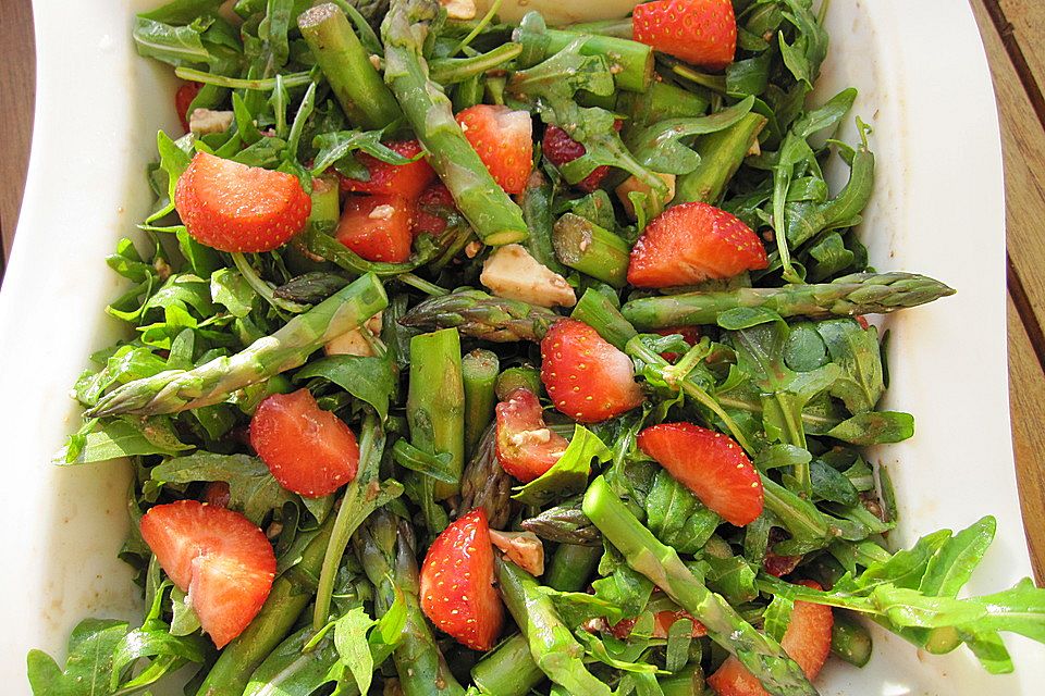 Grüner Spargel mit Erdbeeren, Rucola und Fruchtdressing