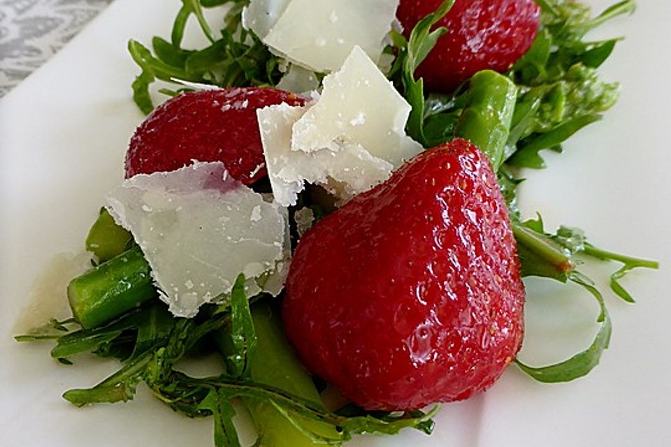 Grüner Spargel mit Erdbeeren, Rucola und Fruchtdressing