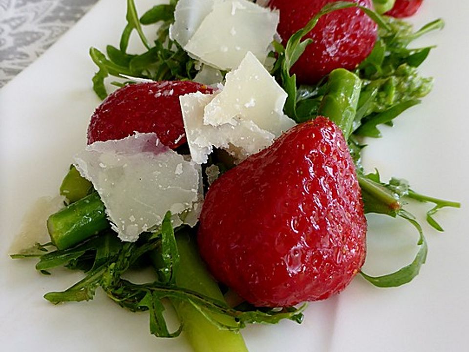 Grüner Spargel mit Erdbeeren, Rucola und Fruchtdressing von badegast1 ...