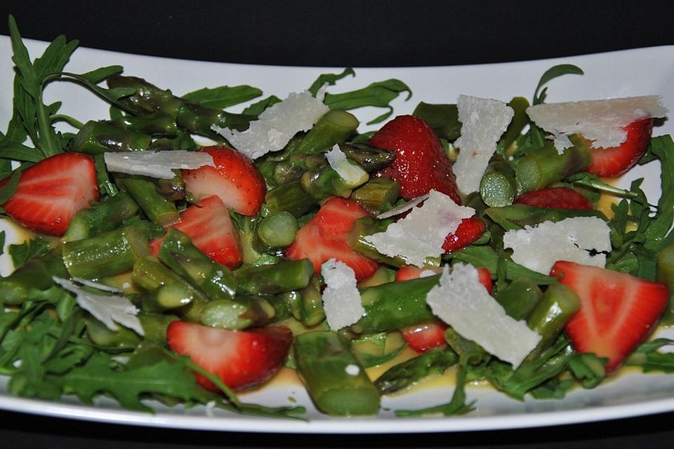 Grüner Spargel mit Erdbeeren, Rucola und Fruchtdressing