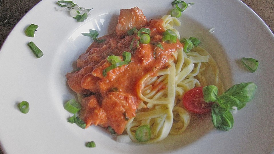 Lachs-Tagliatelle mit Tomatensahne und Basilikum von agricolina Lachs-Tagliatelle mit Tomatensahne und Basilikum von agricolina