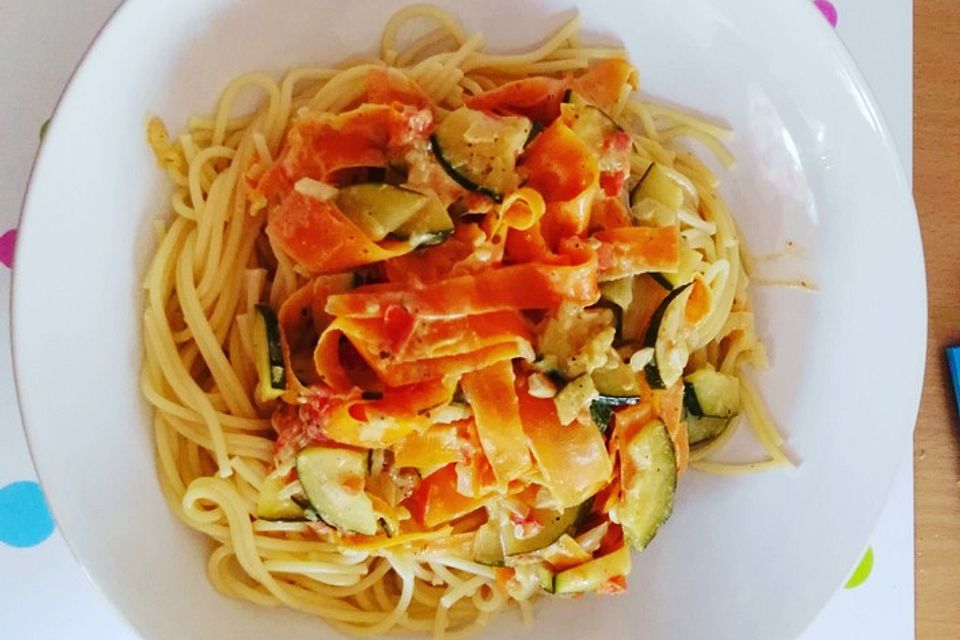 Zucchini-Möhren-Nudeln mit einer cremigen Sauce