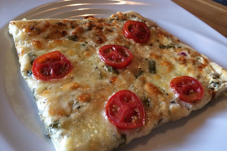 Pizza mit Mozzarella, Salbei, Bärlauch und Tomaten