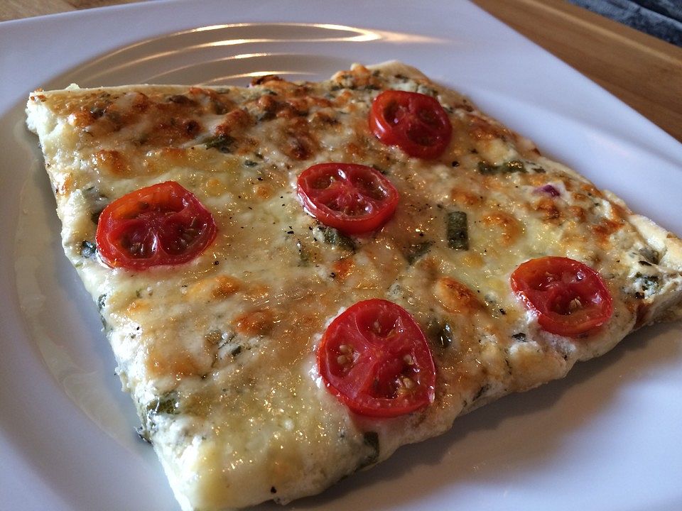 Pizza mit Mozzarella, Salbei, Bärlauch und Tomaten von badegast1| Chefkoch