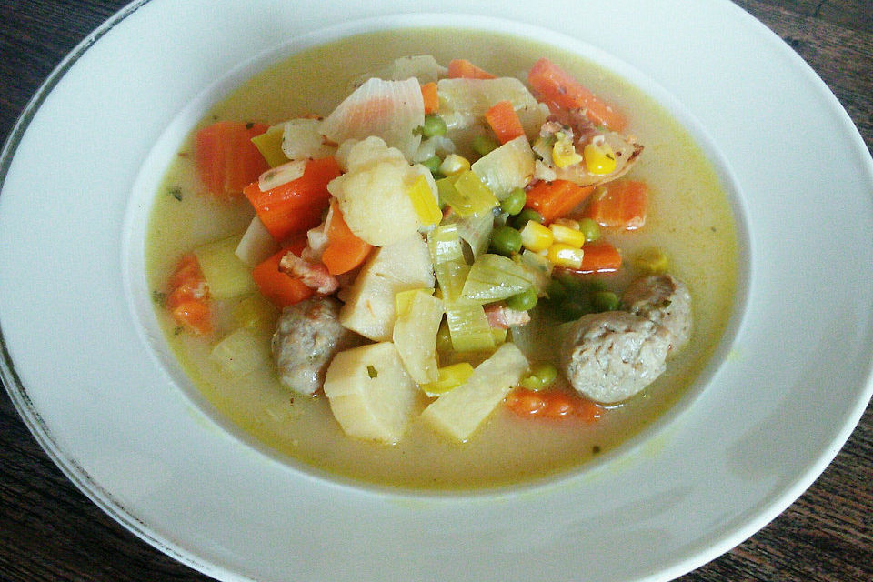 Bellamusicas Gemüsesuppe mit Bratwurstklößchen