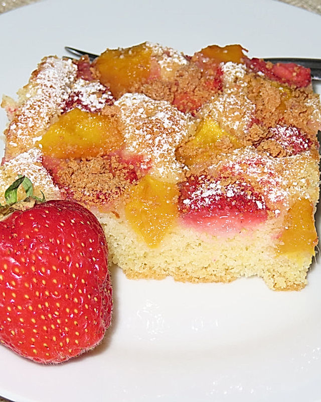 Erdbeer-Mango-Kuchen mit Baiser-Amarettini-Bröseln