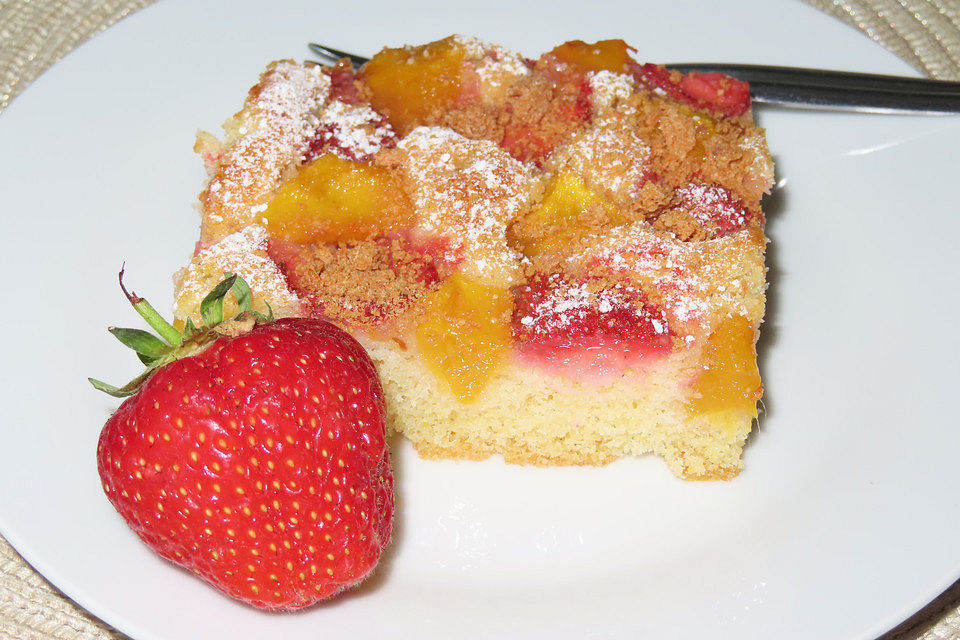 Erdbeer-Mango-Kuchen mit Baiser-Amarettini-Bröseln