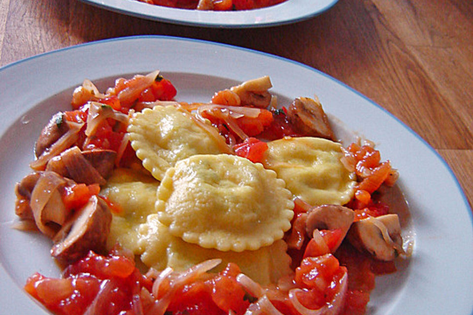 Ravioli gefüllt mit Hühnchen-Pilzfarce