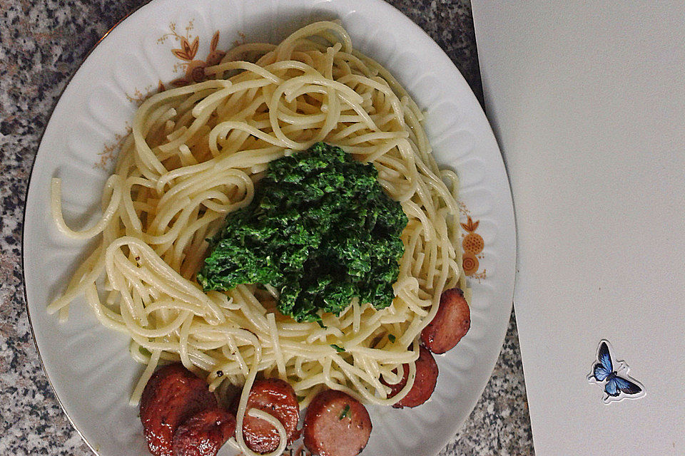 Spaghetti mit Bockwurst und Spinatkäsesoße