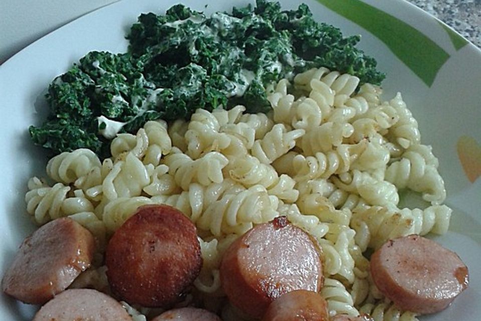 Spaghetti mit Bockwurst und Spinatkäsesoße