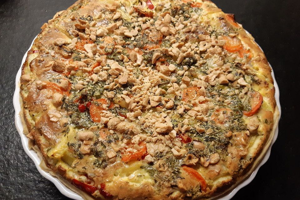 Saftige Kohlrabi-Quiche mit Karotten und Walnüssen