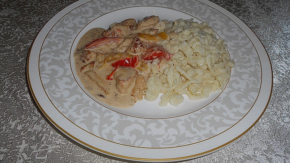 Hähnchengeschnetzeltes mit Paprika-Sahne-Sauce und Butterspätzle von ... Hähnchengeschnetzeltes mit Paprika-Sahne-Sauce und Butterspätzle von ...