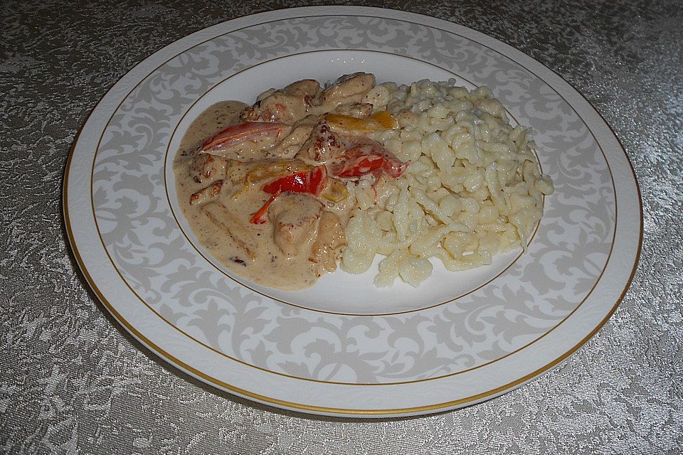 Hähnchengeschnetzeltes mit Paprika-Sahne-Sauce und Butterspätzle