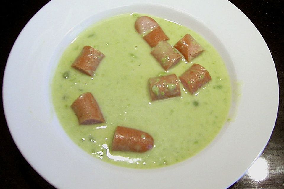 Erbsensuppe mit Wurst und knusprigen Brotwürfeln