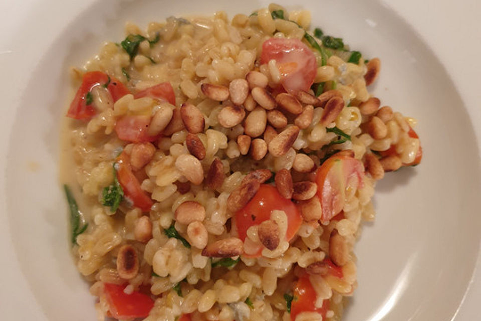 Gerstenpfanne auf mediterrane Art mit Rucola, Tomaten, Gorgonzola und Walnüssen