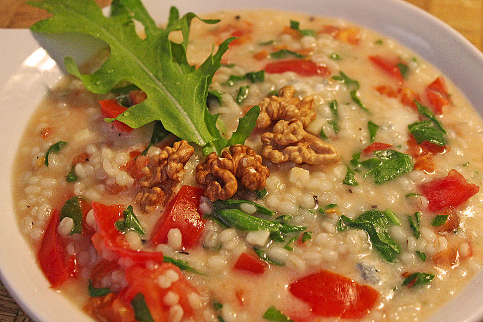 Gerstenpfanne auf mediterrane Art mit Rucola, Tomaten, Gorgonzola und Walnüssen