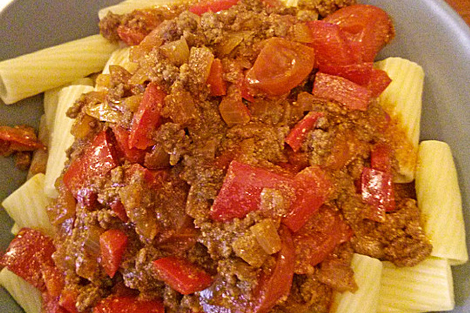 Spaghetti mit Hackfleisch-Gemüse-Rahm und Tomaten