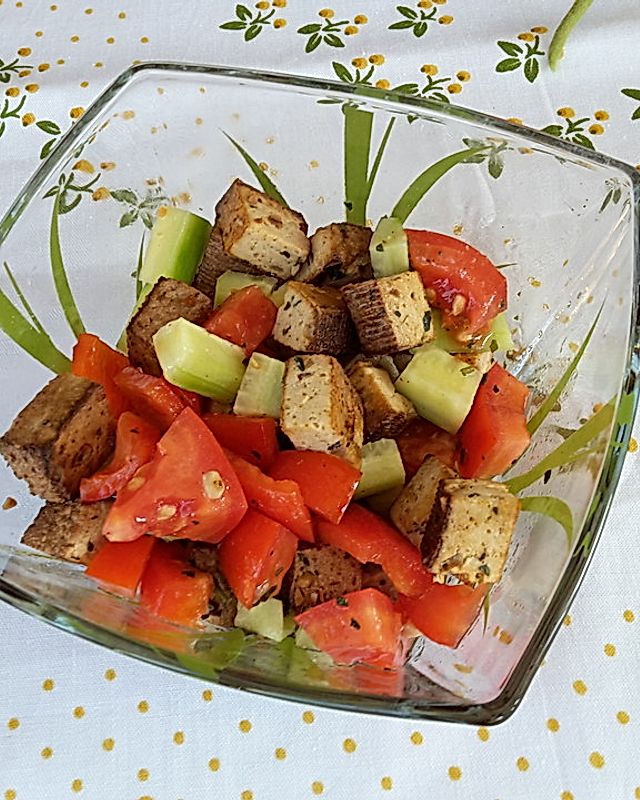 Salat aus rohem Gemüse mit gebratenem Mandel-Nuss-Tofu