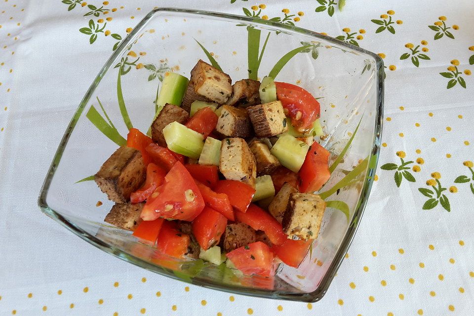 Salat aus rohem Gemüse mit gebratenem Mandel-Nuss-Tofu