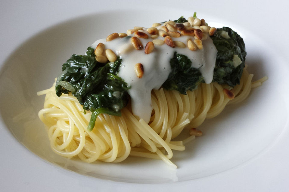 Spaghetti  mit veganer Spinat-Sour Cream