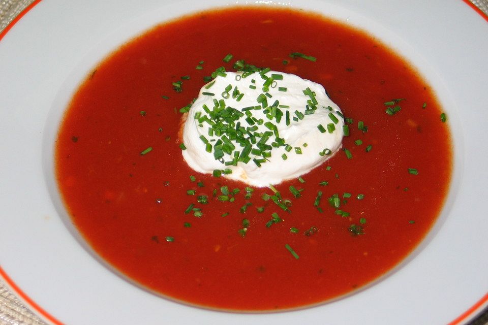 Tomatensuppe mit Schnittlauchsahne