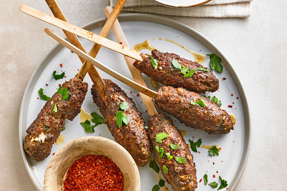 Spieße mit Lammhackfleisch und Schafskäse