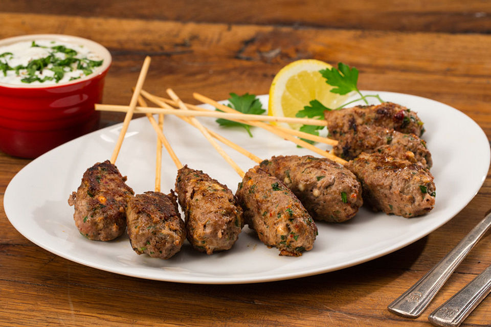 Spieße mit Lammhackfleisch und Schafskäse