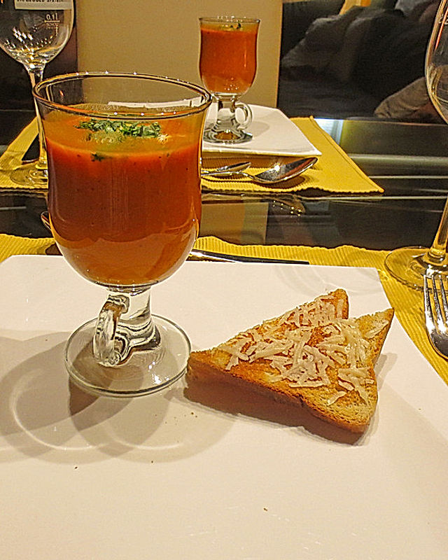 Tomaten-Zwiebel-Mozzarella-Suppe