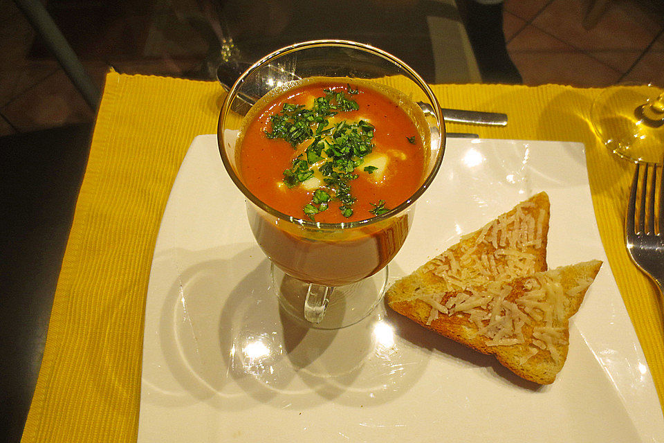 Tomaten-Zwiebel-Mozzarella-Suppe